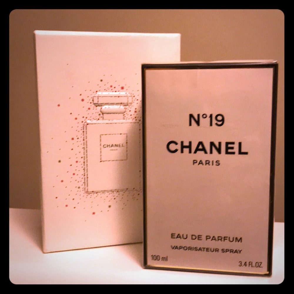 CHANEL No. 19 Eau de Parfum Spray (100ml)- NEW